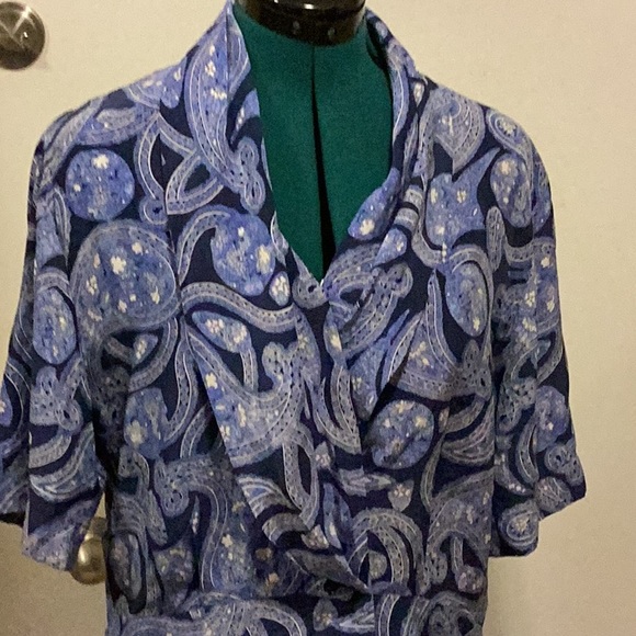 DANABUCHMAN 100% Silk Blouse 10, Cross over features w/covered buttons, Blue - Picture 2 of 9